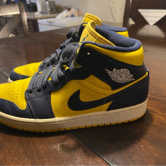 Air Jordan 1 Michigan Mid Size 9. Used No Box - Picture 3 of 5